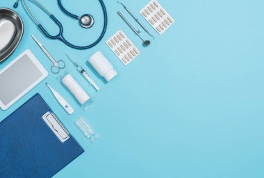 Bir masa üzerinde doktor çalışma araçları ve aksesuarları