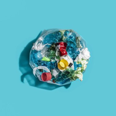 Plastik ve karışık atık ile çöp torbası