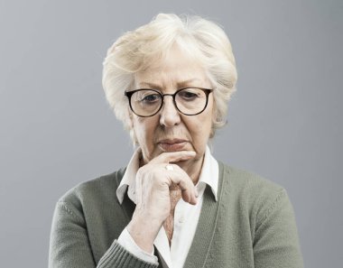 Çene üzerinde el ile düşünme dalgın kadın kıdemli