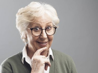 Çene üzerinde el ile düşünme gülümseyen kadın kıdemli