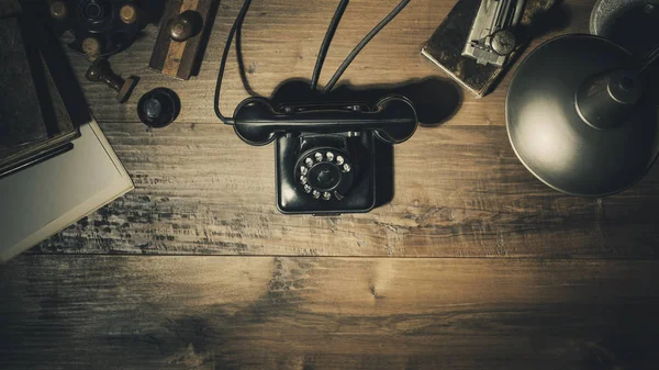 À espera de um telefonema importante no escritório do vintage — Fotografia de Stock