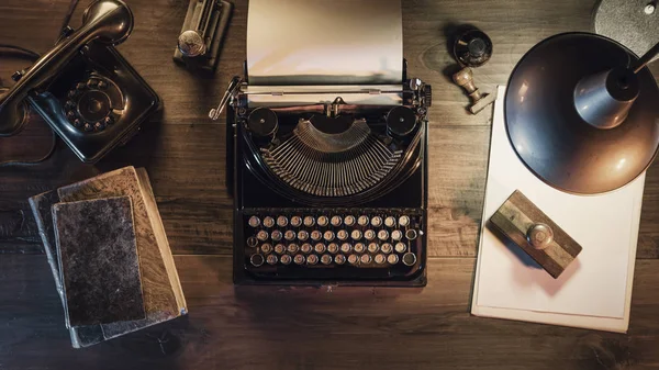 Vintage journalist skrivbord med skrivmaskin och telefon — Stockfoto