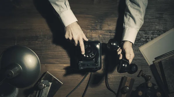 Kantoormedewerker maakt een telefoontje laat in de nacht in een vintage uit — Stockfoto