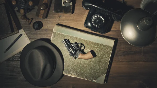 Noir 1950s style detective desktop with revolver — Stock Photo, Image