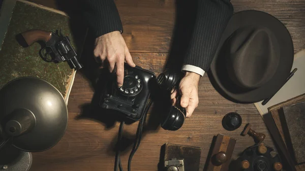 Detective al estilo de los años 50 haciendo una llamada telefónica por la noche —  Fotos de Stock