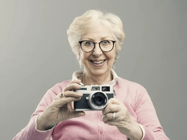 Старша жінка використовує цифрову камеру — стокове фото