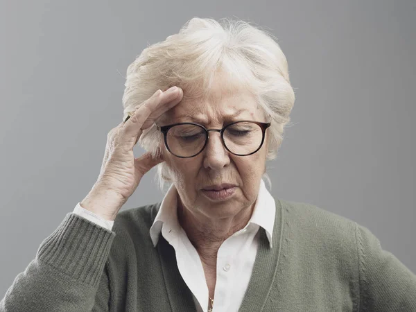 Oude vrouw met een slechte hoofdpijn — Stockfoto