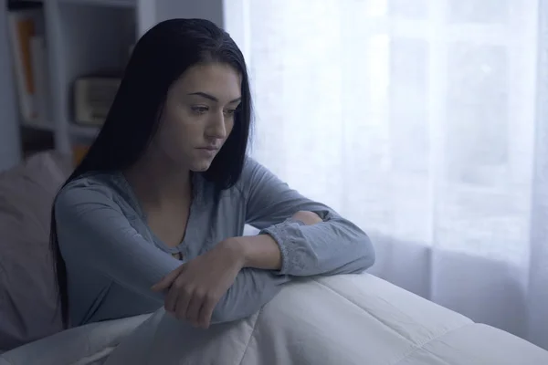 Wanita sedih yang menderita insomnia di tempat tidurnya — Stok Foto