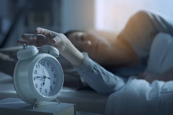 Kvinna vakna på morgonen och väckarklocka — Stockfoto