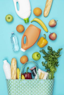 Taze bakkal ürünleri ile alışveriş çantası