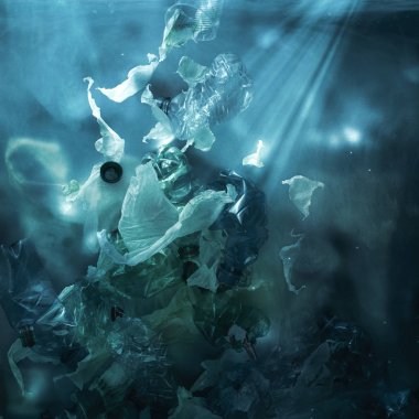 Zehirli plastik atık suyun altında bir okyanusta yüzen