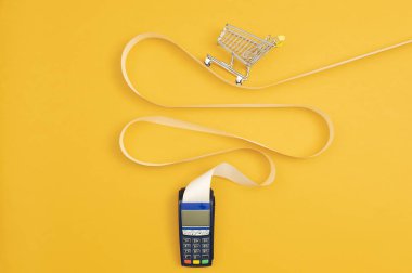 Uzun bir Pos terminal fişinde alışveriş sepeti