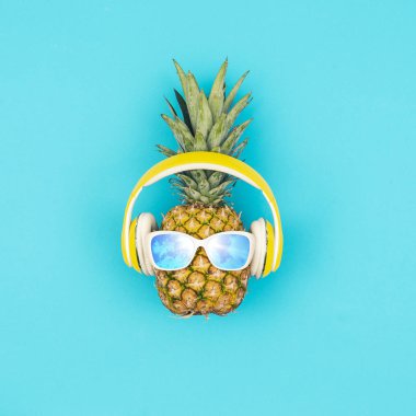 Güneş gözlüklü komik ananas