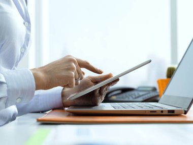 Kurumsal işkadını dijital tablet kullanma