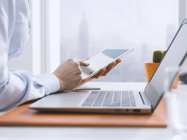 Geschäftsfrau mit digitalem Tablet — Stockfoto