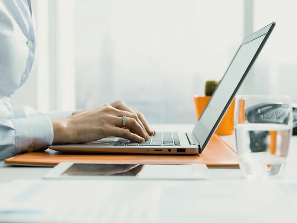 Executivo de negócios trabalhando com um laptop e conectando on-line — Fotografia de Stock