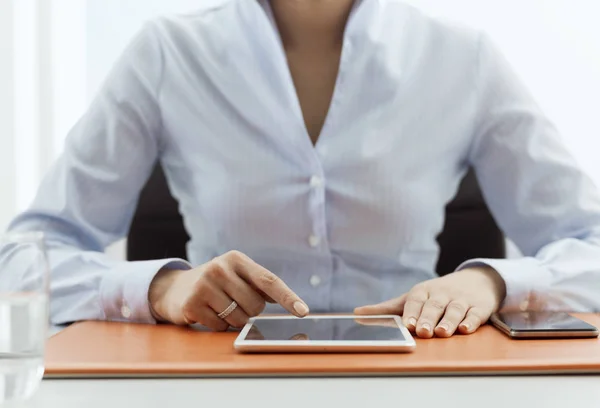 Office worker using a digital tablet and connecting — Stock Photo, Image
