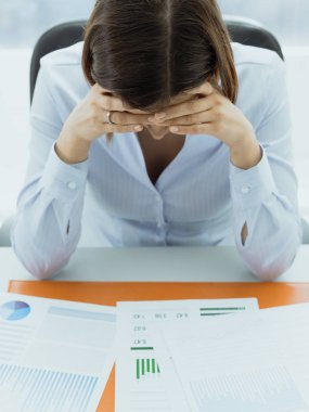 Finansal raporlar kontrol ve düşünce odaklı iş kadını