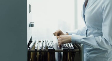 Dosyaları dosya dolabında arama büro memuru