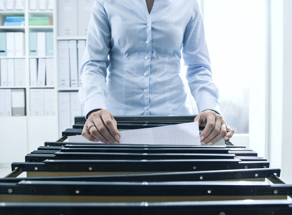 Офисный работник ищет файлы в архиве
