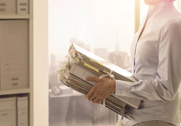 Office worker carrying paperwork in the office — Stock Photo, Image