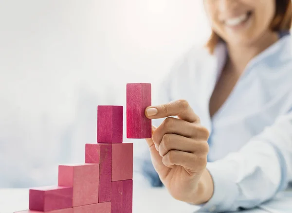 Mujer de negocios sonriente construyendo una carta financiera exitosa —  Fotos de Stock