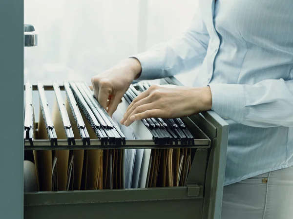 Zoeken naar bestanden in de archiefkast kantoorbediende — Stockfoto