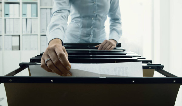 Офисный работник ищет файлы в архиве
