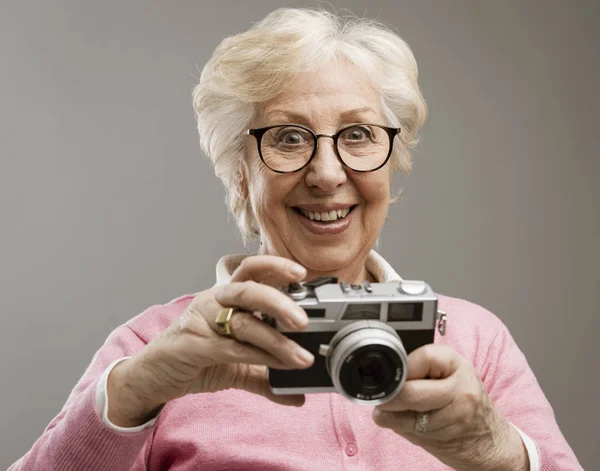 年配の女性がデジタル カメラを使用して — ストック写真