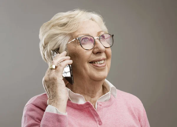 Feliz señora mayor hablando por teléfono — Foto de Stock