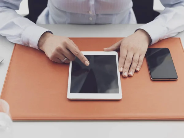 Trabalhador de escritório usando um tablet digital e conexão — Fotografia de Stock