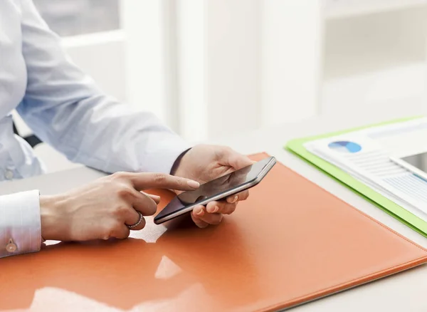 Corporate businesswoman working and connecting with her smartpho — Stock Photo, Image