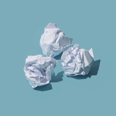 Buruşmuş kağıt toplar.