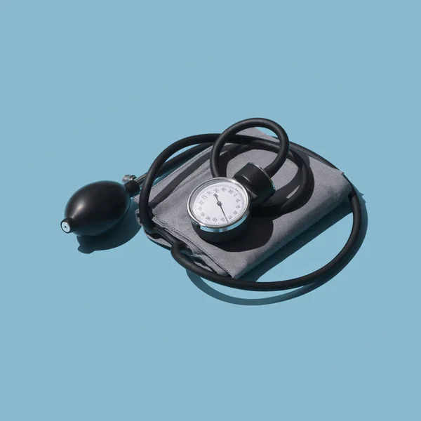 Sphygmomanometer Och Blodtrycksmätning Hypertoni Och Hjärtinfarkt Förebyggande Koncept — Stockfoto