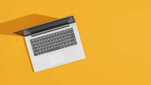 亮黄色办公桌上的笔记本电脑 — 图库照片