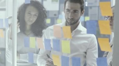 İş ekibi yeni çözümler buluyor