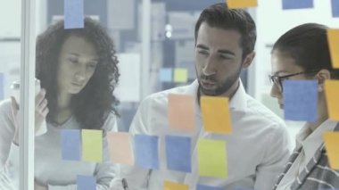 İş ekibi birlikte yeni bir proje tartışıyor
