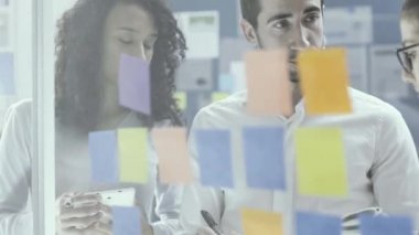 Ofiste çalışan başarılı iş ekibi