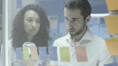 Birlikte çalışan genç profesyonel iş ekibi