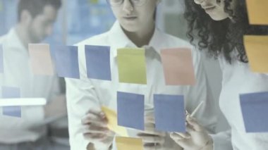 Birlikte çalışan genç profesyonel iş ekibi