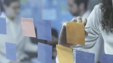 Genç iş kadını notlar yazıyor.