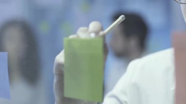 Genç iş kadını notlar yazıyor.