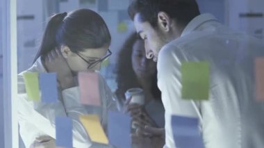 Yönetici genç bir çalışana kınama veriyor