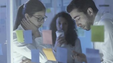 Yönetici genç bir çalışana kınama veriyor