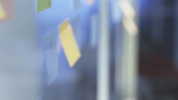 Femme d'affaires professionnelle utilisant une tablette numérique 