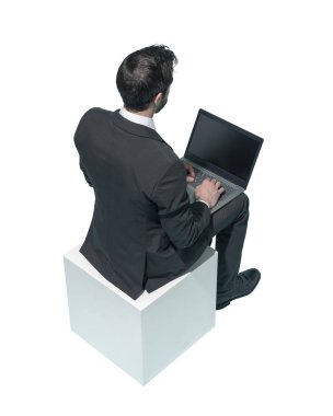 Kurumsal işadamı oturma ve dizüstü bilgisayar ile çalışıyor