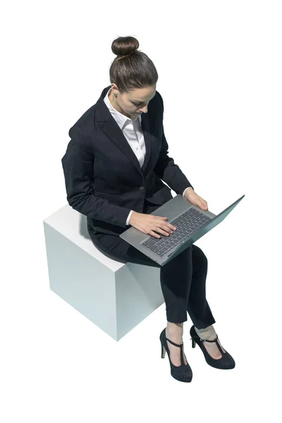 Empresária sentada e usando um laptop — Fotografia de Stock