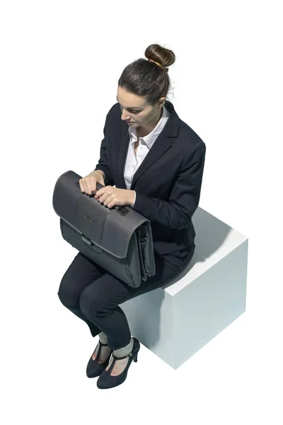 Корпоративная деловая женщина сидит и ждет — стоковое фото