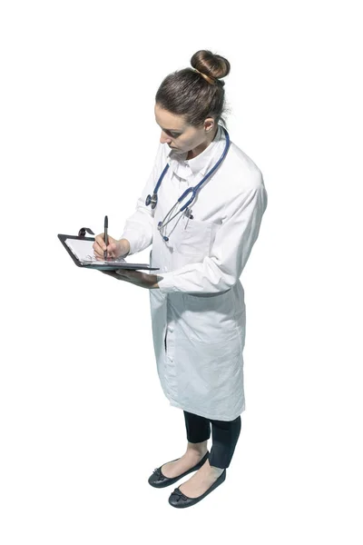 Profissional médico feminino escrevendo registros médicos — Fotografia de Stock