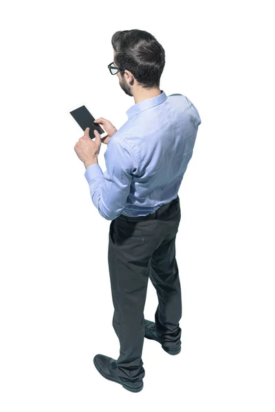 Чоловік стоїть і використовує смартфон — стокове фото